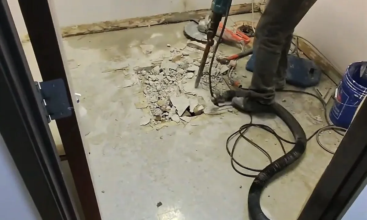 Drain cleaning machine with red cable feed for drain cleaning & unclogging in Fountain Hills